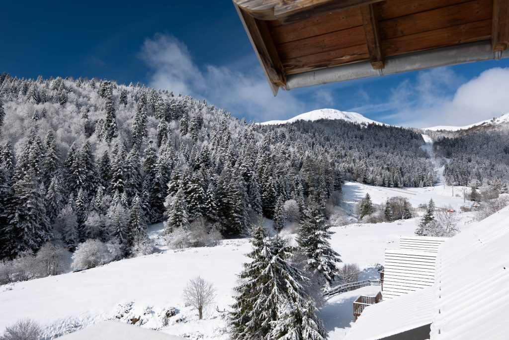 Vue depuis le balcon, à droite on peut apercevoir le col et la remontée mécanique de Rombière.